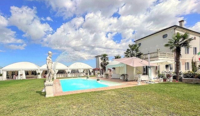 Villa Abbraccio: An elegant two-story historical villa situated in a quiet location, a few minutes from the town center, with Free WI-FI.