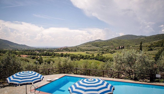 Villa Angelisa B: A characteristic and welcoming apartment surrounded by meadows and by green hills, with Free WI-FI.