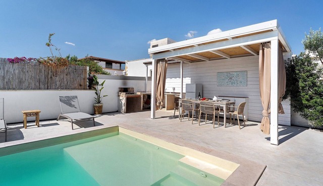 Villa 'Azzurra' with Private Pool, Wi-Fi and Air Conditioning