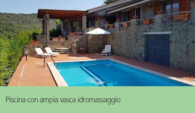 Villa di Lusso con Vista Mare e Piscina