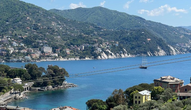 Villa Enea, Rapallo, San Michele di Pagana, porzione di villa situata in una zona tranquilla e panoramica, raggiungibile esclusivamente a piedi tramite un sentiero di circa 300 metri