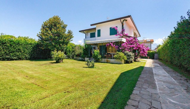 Villa in Forte dei Marmi Just Minutes from the Sea