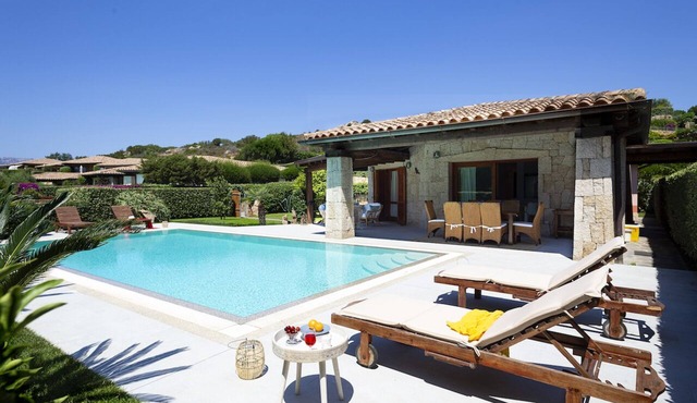 VILLA MIMOSA - PRIVATE POOL IN FRONT OF THE SANDY BEACH