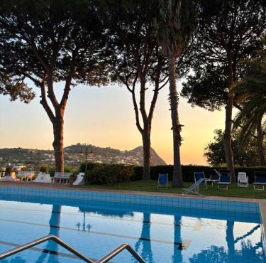 Villa Moma con giardino, tennis e piscina panoramica