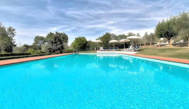 Villa with Guesthouse: Private Pool, Air Conditioning, 13 Bedrooms for up to 30 Guests