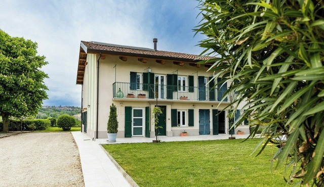 Villa with pool among Piedmont's vineyards