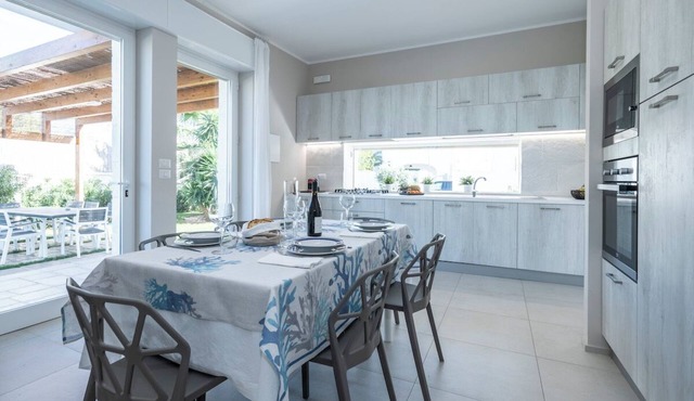 Villa Yara, 300 mt from the Sea, Pool and Garden for Exclusive and Private Use