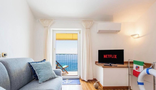 “Vista Mare Genova”A two-level gem with a spectacular sea view, unique in the area.Lower floor: Bedroom with premium-quality mattress, bathroom, and a cozy corner with table and chess set overlooking the sea.Upper floor: Living room with sofa bed, fu