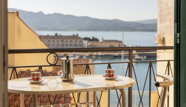 We offer a nice and bright apartment, within the walls of the Medici. Strategic position for those w