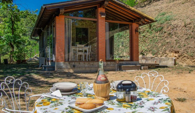 Wonderful private villa for 2 people with A/C, hot tub, WIFI, TV, patio and pets allowed