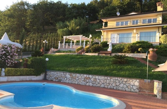 Villa Sophia, Private Pool and wonderful sea view on Tuscan hill. 4 rooms