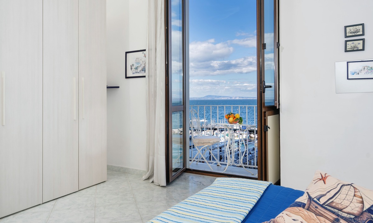Sorrento Historic Centre Apartment | Al Mare Apartment Sorrento, 1 Bedroom sea view beach apartment in Sorrento for up to 4 people