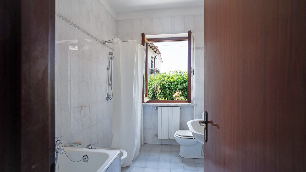 Photo of Bathroom in Luni