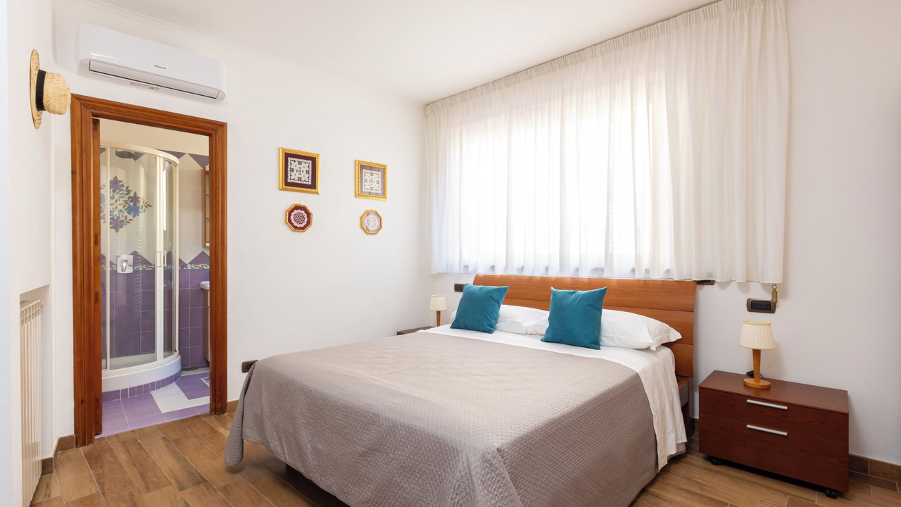Photo of Bedroom in Meta