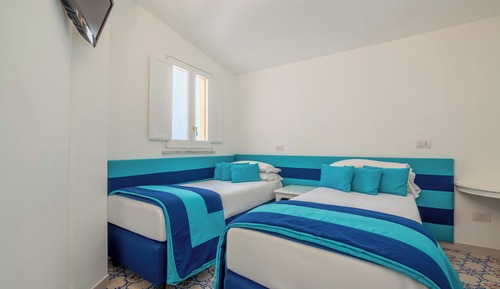 Deluxe Quadruple Room, Poolside