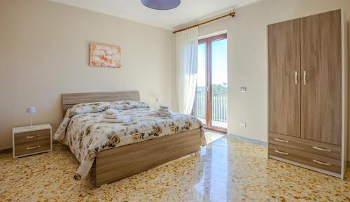 Deluxe Double Room (2 Adults + 1 Child)