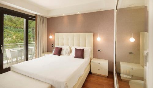 Deluxe Double Room with Partial Sea View