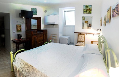 Cisano sul Neva Bed & Breakfast | Casa Rosso-le cantine