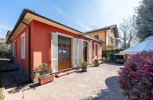 Collodi House | Holiday Home 'Viareggina Con Giardino A Collodi' with Private Garden and Wi-Fi