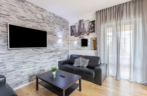 Est Apartment | Apartment "Queen East Verona" with Mountain View, air conditioning, Wi-Fi & Balcony