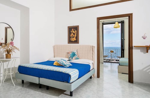 Sorrento Historic Centre Apartment | Al Mare Apartment Sorrento, 1 Bedroom sea view beach apartment in Sorrento for up to 4 people