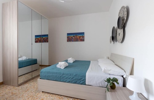 Pisa Apartment | GuestHost - Comfortable 80 sqm apartment, for up to 4 people, located on the 1st floor of a building with lift (not suitable for disabled people). The accommodation is located in a quiet area of Pisa, full of services, ideal for students and families. Th