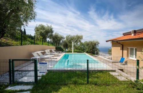 Albisano Apartment | Villa Malù - APT Mara - Piscina e vista lago