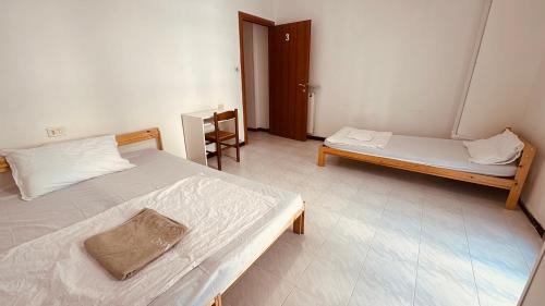 Lagaccio Bed & Breakfast | Double and Triple Rooms near Principe Station Shared Bathroom