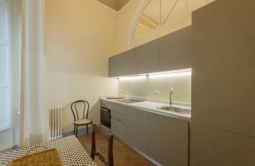 Oltrarno Apartment | 4bdrm elegant apartm in Private Estate, shared Swimmingpool, Maze Garden
