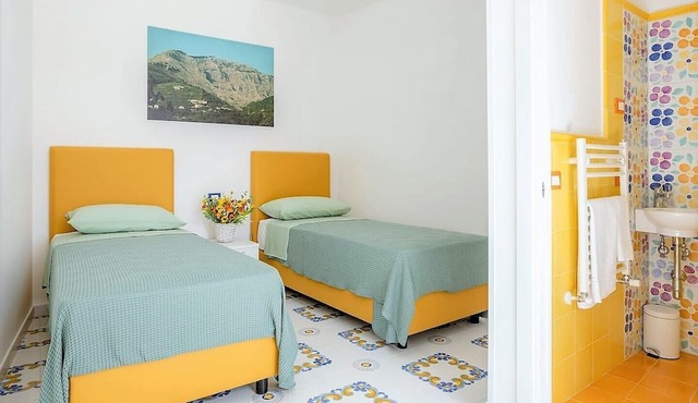 Angolo Di Paradiso, Newly refurbished apartment with hot tub and terrace near Sorrento