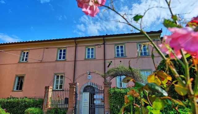 Cosy apartment for 4 people with WIFI, pool, TV and panoramic view, close to Viareggio