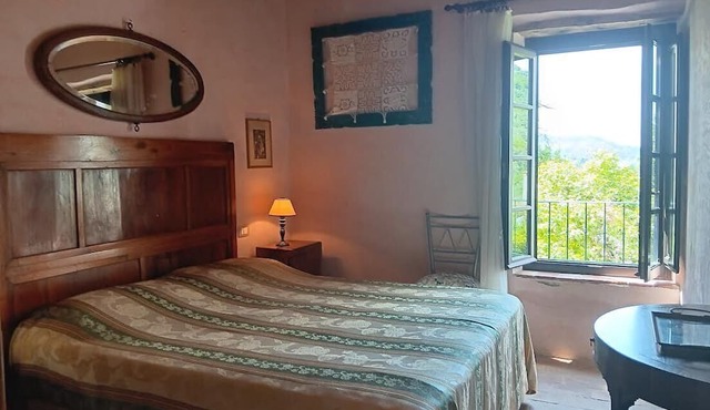 Country villa with private garden and swimming pool. It has 6 beds