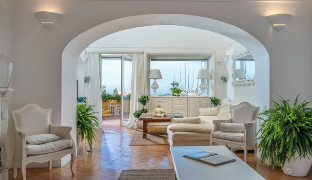 Casa Dorotea, Spacious & elegant three bedroom apartment for up to 7 people near Sorrento