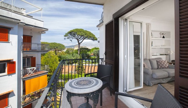 AMORE RENTALS - Carmela Apartment with Shared Pool and Air Conditioning