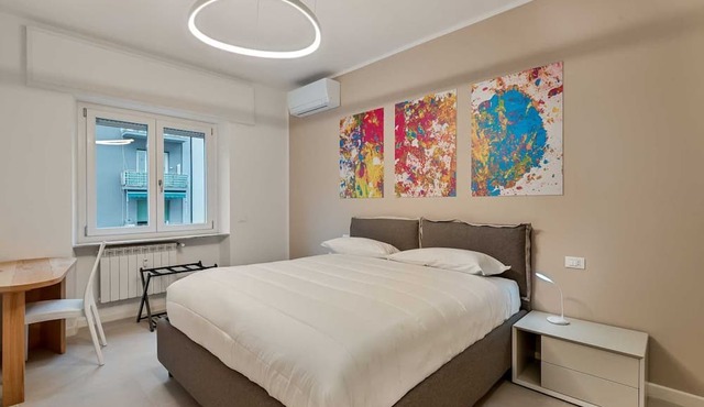 The Prestige is a modern three-room apartment in the city center, recently renovated.Located in a central position, it is ideal for families and offers space for up to 6 people. It features a master bedroom, a room with two single beds, a living room w