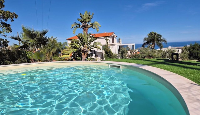 Wonderful private villa for 6 guests with WIFI, A/C, private pool, TV and terrace