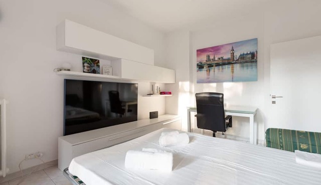 GuestHost - Corvetto M3 - Bright Apt. with balcony!
